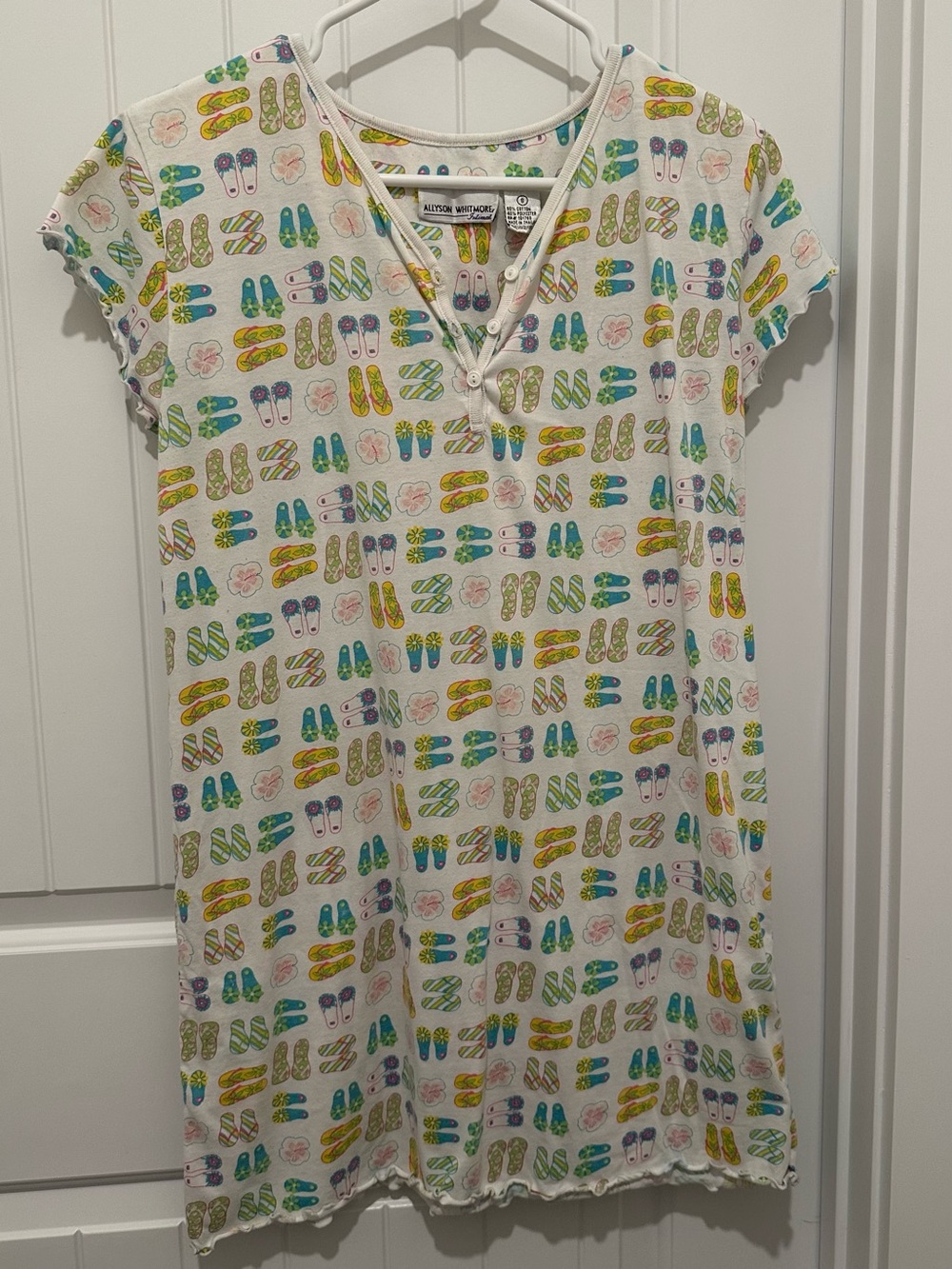Allyson Whitmore 8 White Nightgown with Multicolor Flip-Flop Print size 8